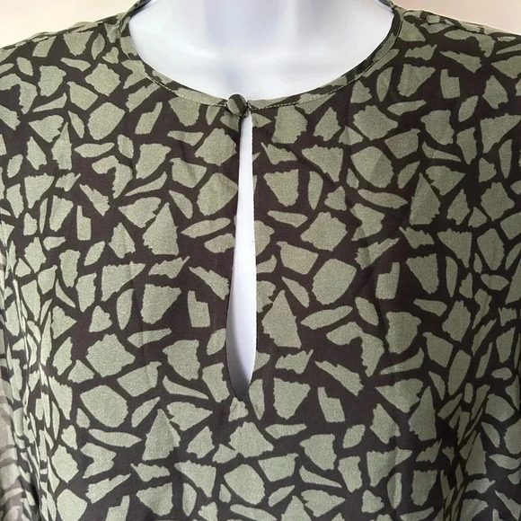 Intermix Kiera silk blouse sage green giraffe print keyhole excellent Size XS - Picture 6 of 11